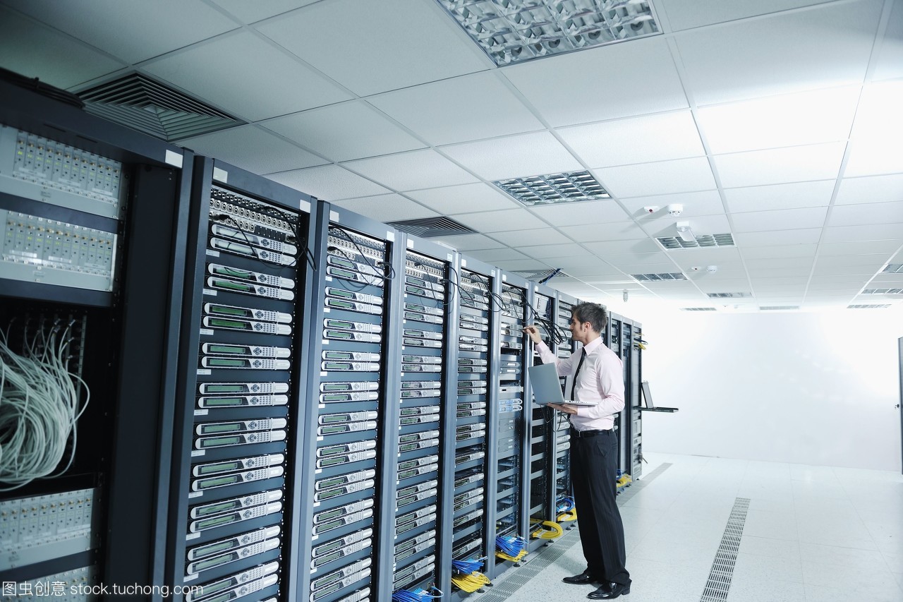數(shù)字脈絡(luò) 青年工程師與鋁薄筆記本在服務(wù)器叢林的交響